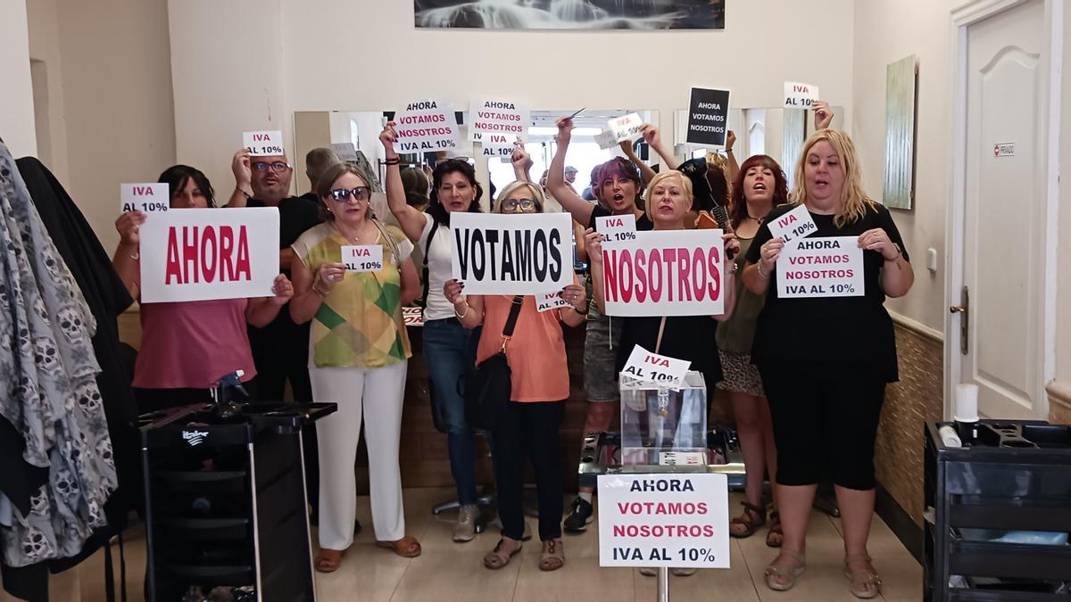 Jornada de protesta en una peluquería de València