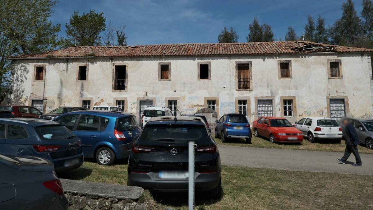 Estado actual de las antiguas escuelas de Pría, en Llanes