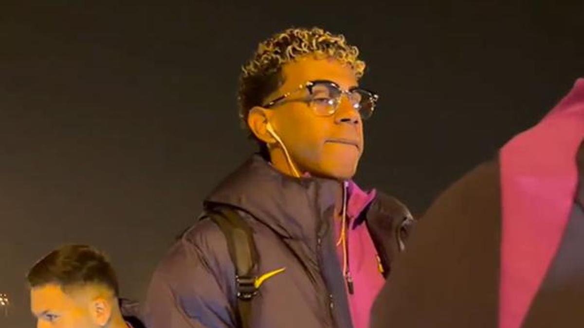 Lamine subiendo al avión con las gafas