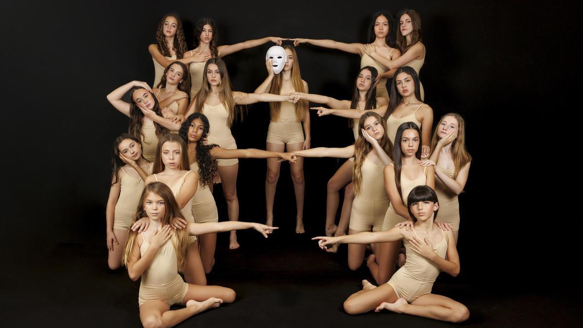 Gran parte del elenco de IDA Company, que actuará este sábado en el Teatro Pereyra.