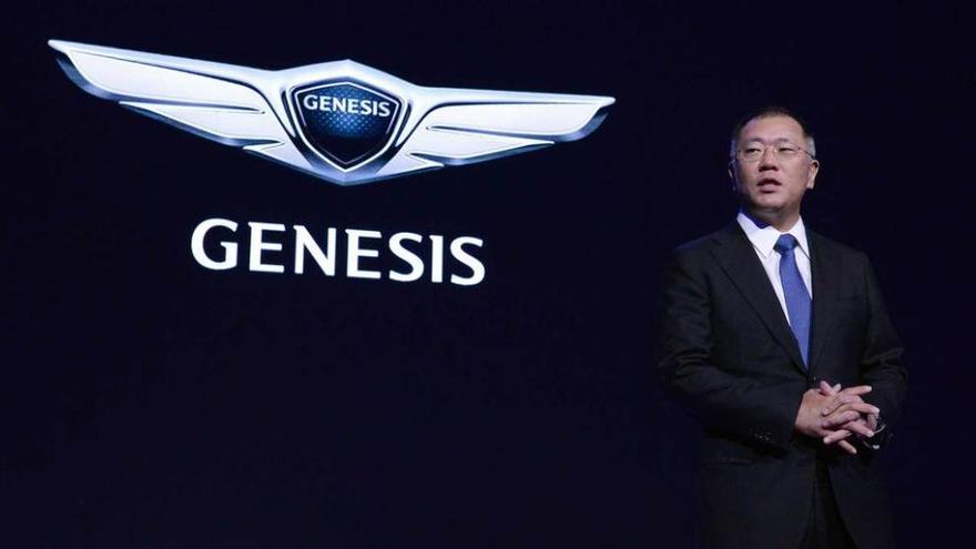 Euisun Chung, presentando Génesis, la nueva marca de lujo de Hyundai.