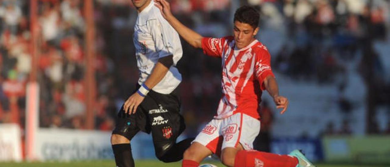 Mateo García, con la camiseta de Instituto, dispara a portería durante un partido.