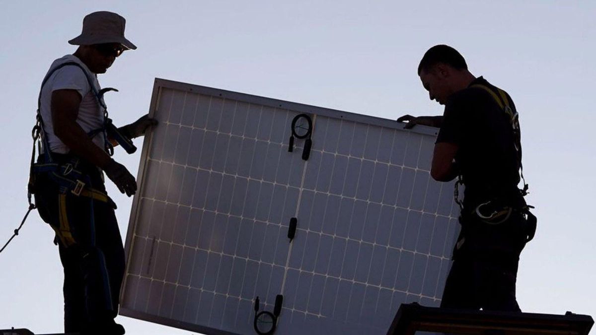 Dos operaris instal·len plaques solars fotovoltaiques en un habitatge. | JOSÉ LUIS ROCA Dos operaris instal·len plaques solars fotovoltaiques en un habitatge. | JOSÉ LUIS ROCA
