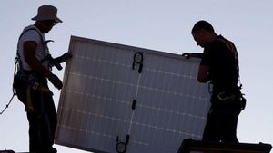 Dos operaris instal·len plaques solars fotovoltaiques en un habitatge. | JOSÉ LUIS ROCA Dos operaris instal·len plaques solars fotovoltaiques en un habitatge. | JOSÉ LUIS ROCA
