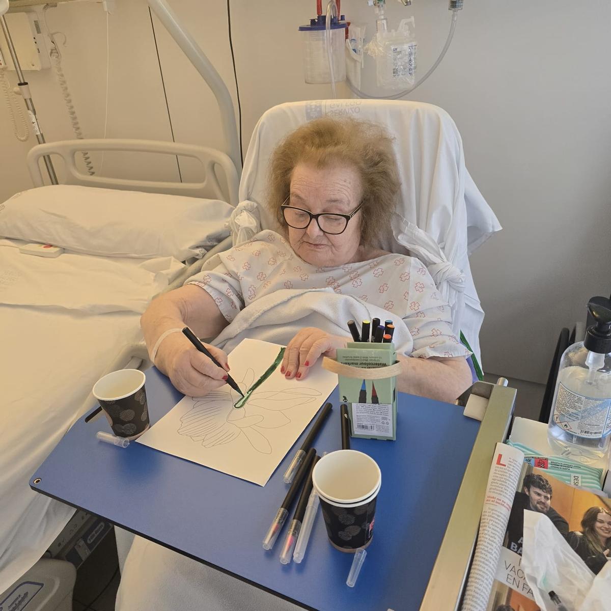 Carmen Baamonde alivia el peso de las horas hospitalizada con una de sus grandes aficiones: pintar.