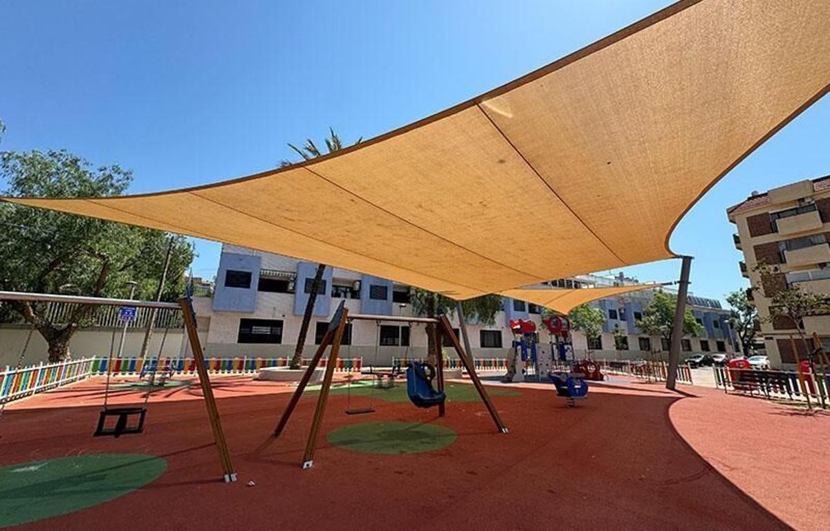 Zona de juegos infantil con toldos de sombra instalada en Paterna, uno de los modelos de “zona de confort” sobre los que Compromís propone incorporar también arbolado.