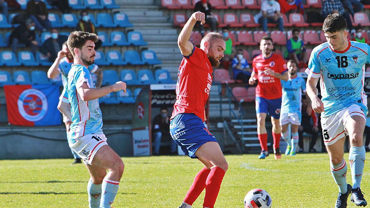 Carlos de Dios domina el balón en O Couto en el partido disputado contra el Atios. |  // IÑAKI OSORIO