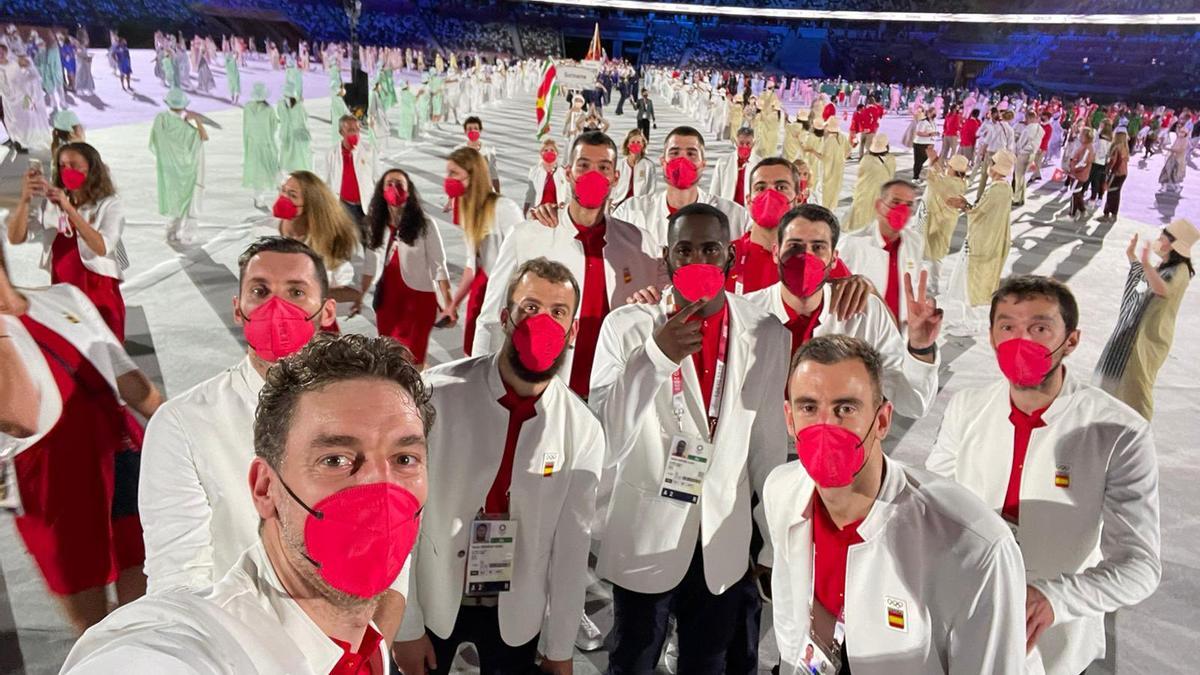 Garuba, en el centro de la selección española durante la ceremonia inaugural de Tokio.