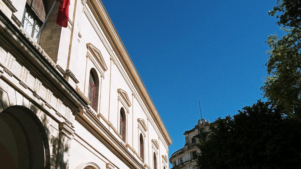 Detalle de la fachada del Ayuntamiento de Sevilla, en una imagen de archivo.