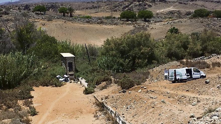 El cadáver del fallecido en el momento del traslado en un vehículo forense.