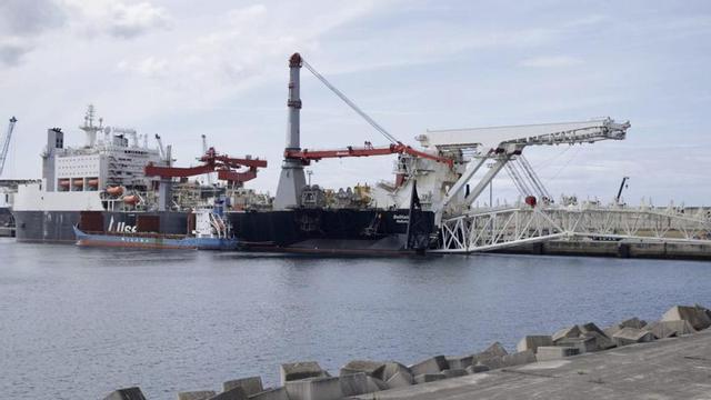El «Solitaire» en la ampliación de El Musel, con el carguero «Wilson Cadiz» a su costado para el transbordo de tubería de un barco al otro. | JUAN PLAZA