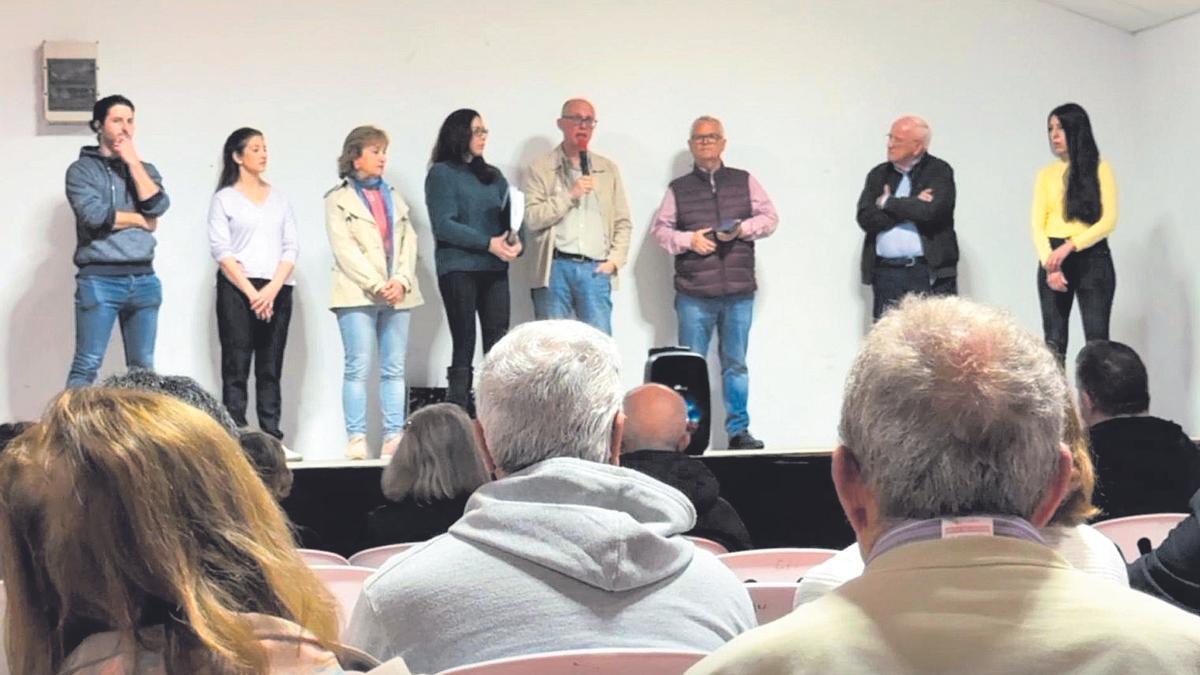 Una imagen de la asamblea vecinal del Viernes de Dolores, con el presidente de la asociación, Rafael Linares.