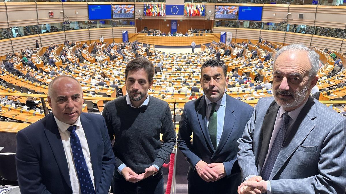 López, segundo por la derecha, en el Parlamento Europeo