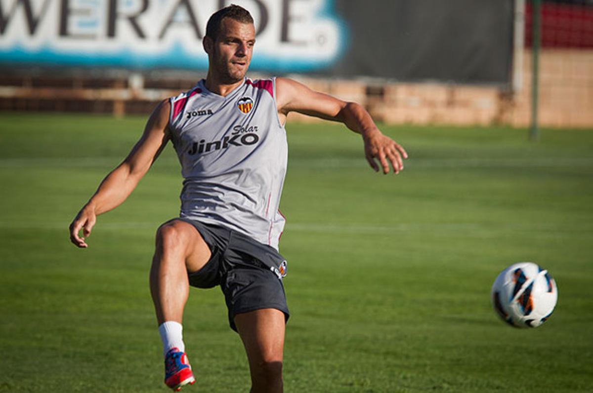 El jugador de València CF Roberto Soldado, durant el primer entrenament de la temporada amb el seu nou entrenador, Mauricio Pellegrino.