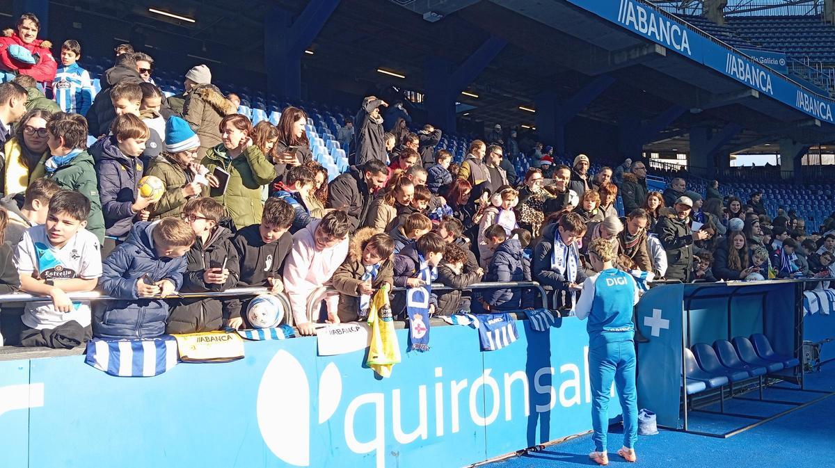 Yeremay, Mella y más ídolos blanquiazules, con la afición en un día de puertas abiertas en Riazor