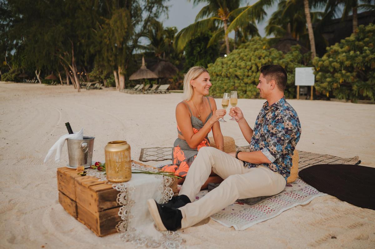 Auf das frisch verlobte Paar!