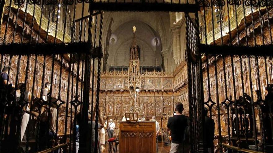 Un grupo de turistas visita la zona del coro de la Catedral.