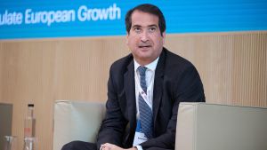 El director general de BBVA España, Peio Belausteguigoitia, durante una nueva edición del Encuentro del Sector Bancario, organizado por IESE, en el Edificio Executive del IESE Madrid, a 3 de junio de 2025, en Madrid (España).