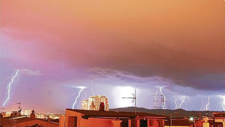 2.020 llamps electrifiquen el cel de Girona la nit de dilluns a dimarts