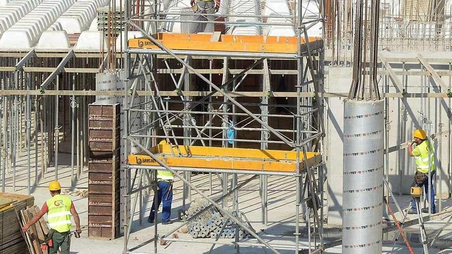 Trabajadores de la construcción en una obra en Pontevedra. // Rafa Vázquez