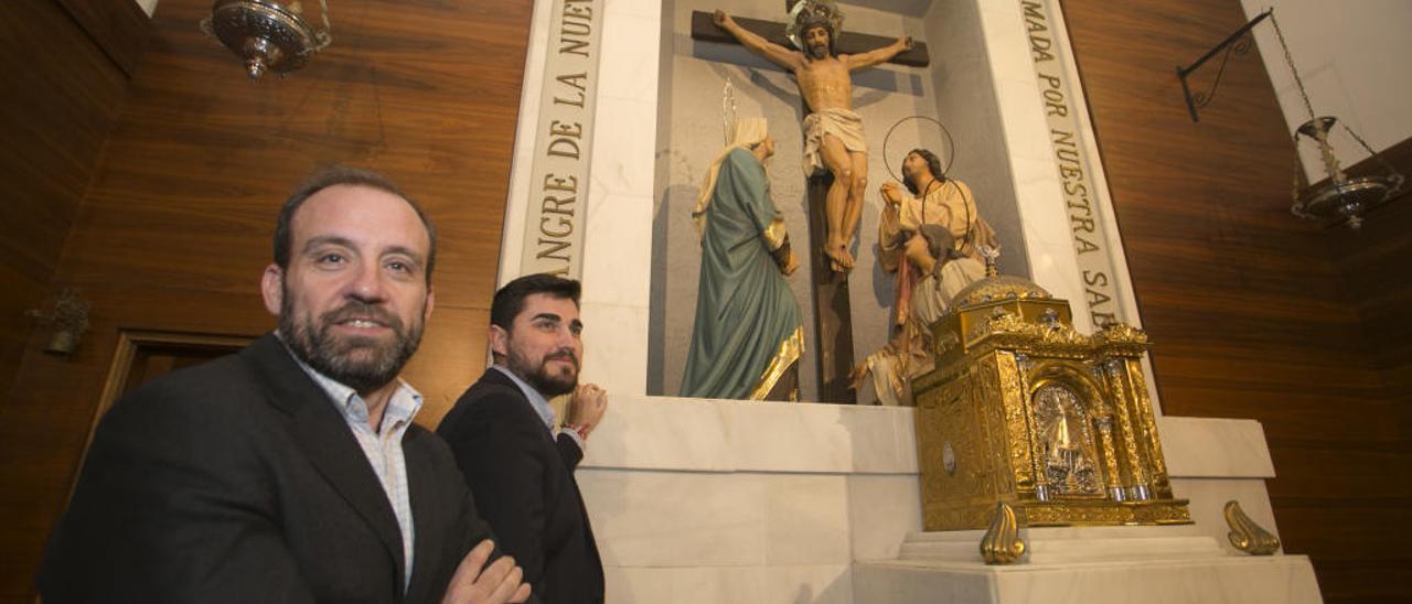 El presidente de la hermandad, Julio Forner, y otro cofrade, con el Divino Amor al fondo.