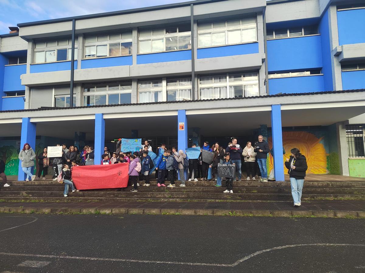 La cacerolada organizada en el centro.