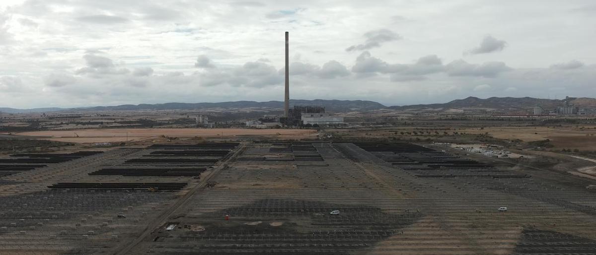 Vista general de los terrenos donde se levantarán las plantas solares con la central térmica de Andorra al fondo.