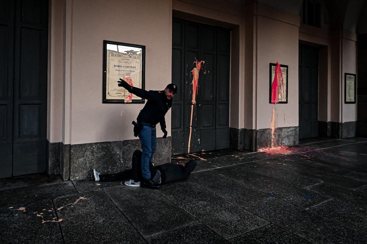 Ecologistas lanzan pintura contra la fachada de La Scala de Milán