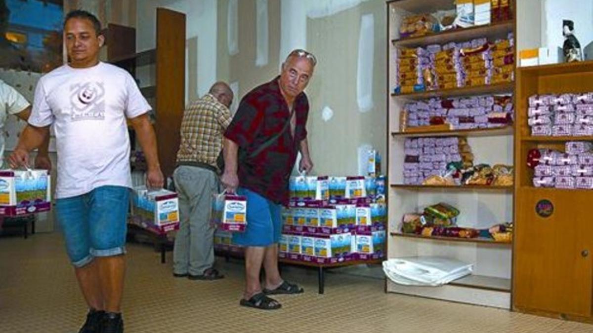 Espacio de emergencia 8El banco de alimentos abierto por los vecinos este agosto en Ciutat Meridiana.