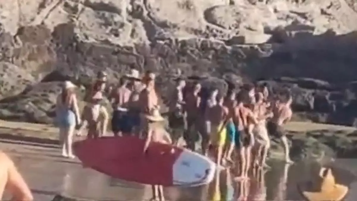 Peleas y excesos durante una procesión en una playa de Canarias