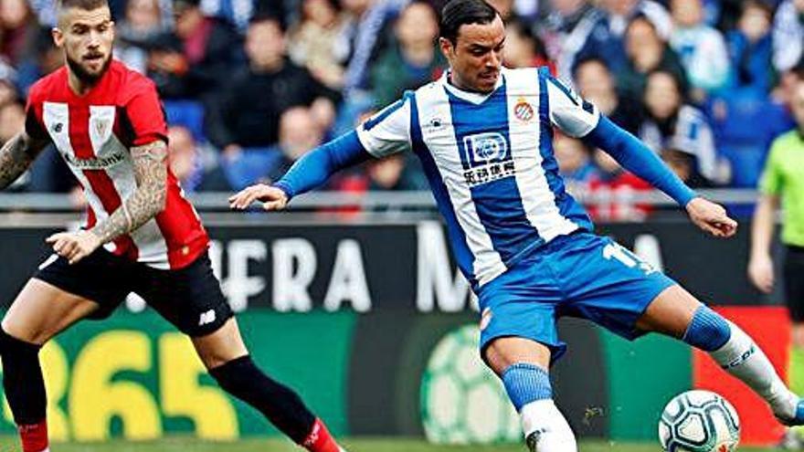 Raúl de Tomás (Espanyol) i Íñigo Martínez (Athletic), ahir.