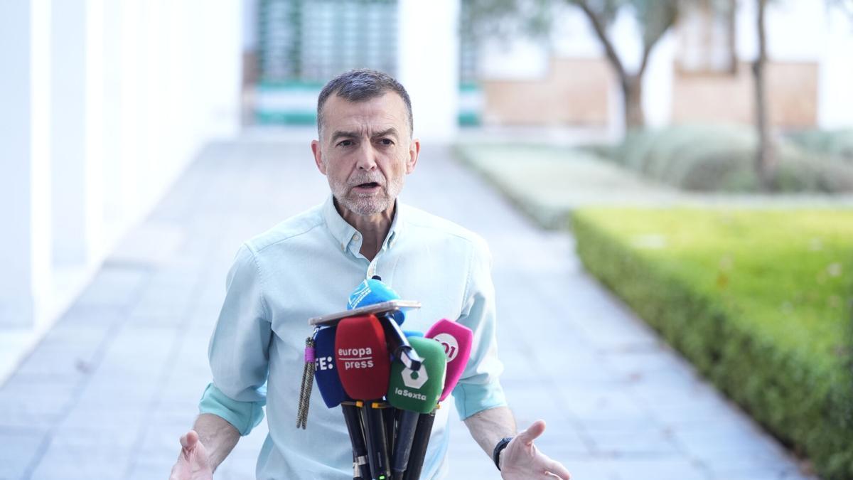 El candidato de la coalición Por Andalucía, Antonio Maíllo, ofrece una rueda de prensa sobre asuntos de actualidad en el patio de prensa del Parlamento Andaluz.