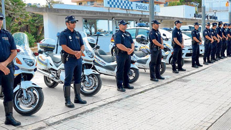 Agentes de varias unidades de la Policía Local posaron durante la presentación del plan de verano.