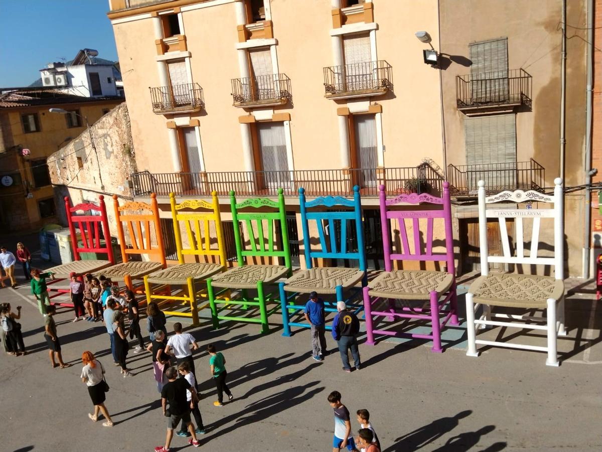 Presentación de las siete sillas gigantes recién terminadas, el pasado 15 de octubre, en Cabanes.
