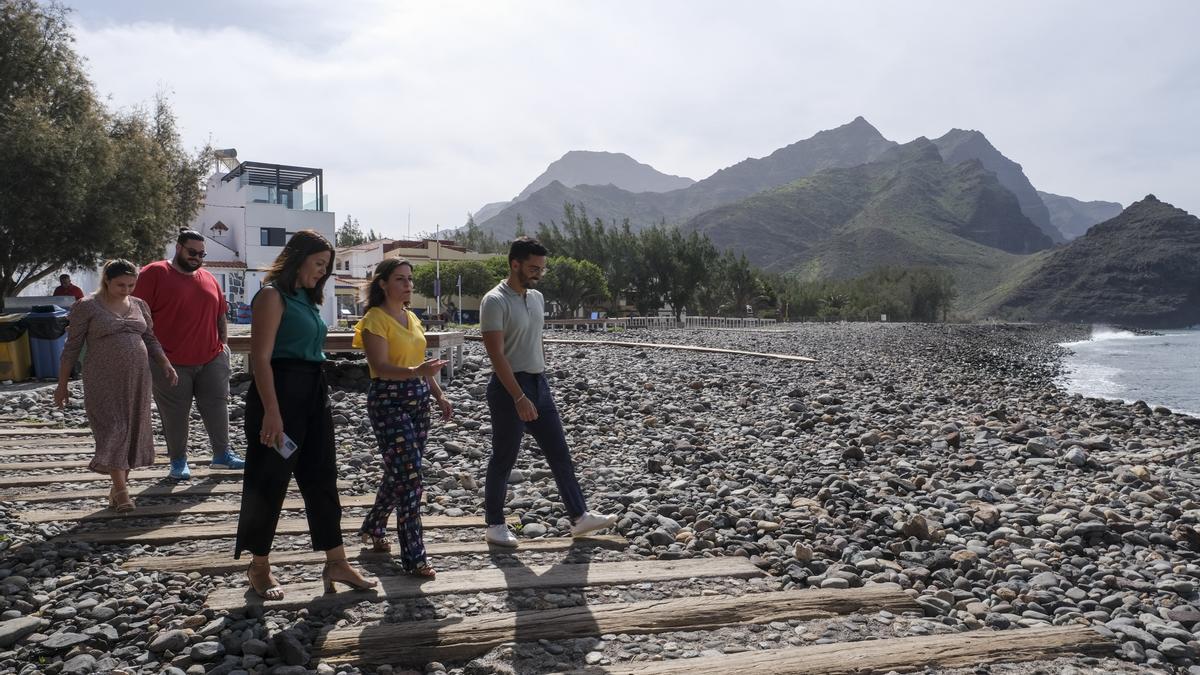 Yaiza Castilla, durante su visita a la playa de La Aldea.