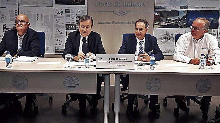 Joan Gual y Xavier Ramis, en el centro, durante la reuniÃ³n de ayer.