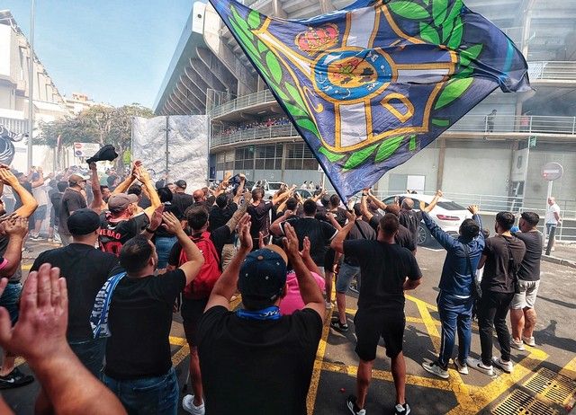 Aliento de la afición a la plantilla del CD Tenerife en el Heliodoro antes del partido ante el Girona