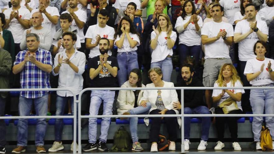 La familia de Mamel Castañon, sentados y rotos de dolor, durante el homenaje que le brindaron en junio durante un partido de su equipo en La Corredoria.