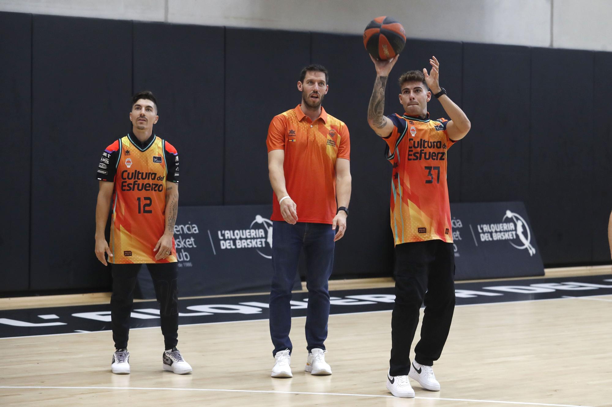 Los pilotos del Mundial de Motociclismo juegan a baloncesto en L´Alqueria del Basket