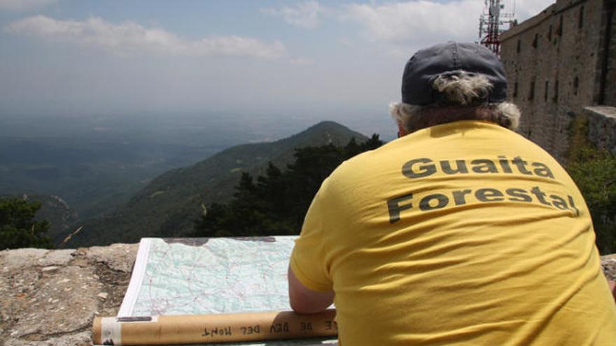 El guaita de la Mare de Déu del Mont vigila el territori de tres comarques.