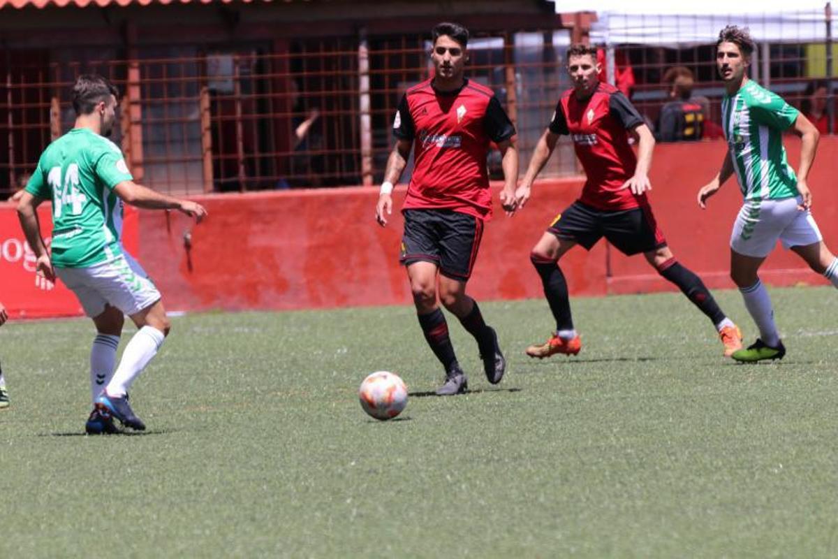 Partido del CD Mensajero contra el Estrella en el estadio Silvestre Carrillo.  | | E.D.