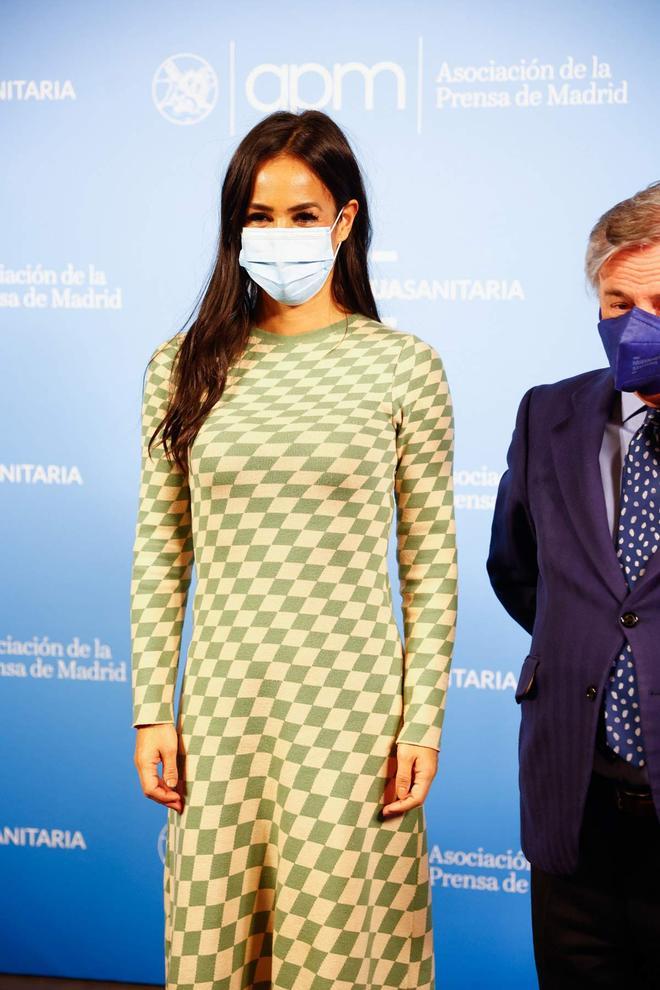 Begoña Villacís con vestido de punto con cuadros damero de Zara