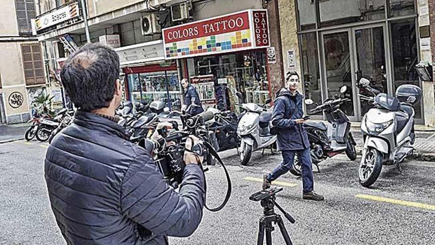 Un cámara graba la fachada de la sede de Vox en Balears.