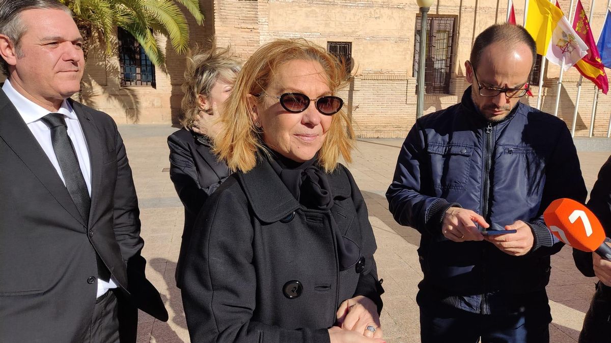 La rectora de la UCAM, Josefina García, tras asistir a la capilla ardiente de Los Jerónimos