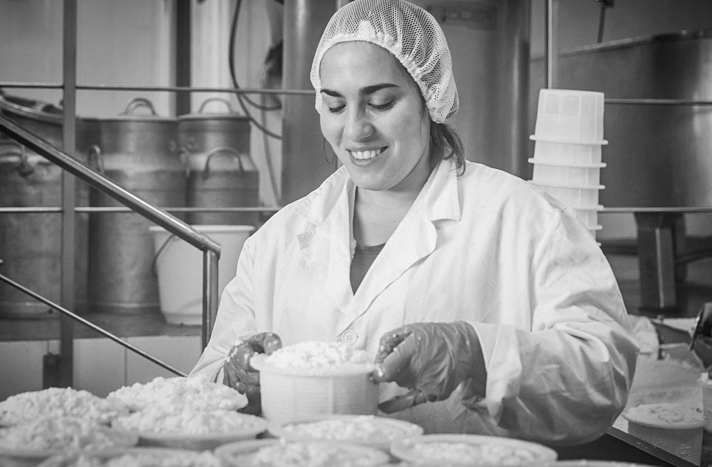 Margalida Seguí, en un momento del proceso de elaboración de los quesos en su finca.