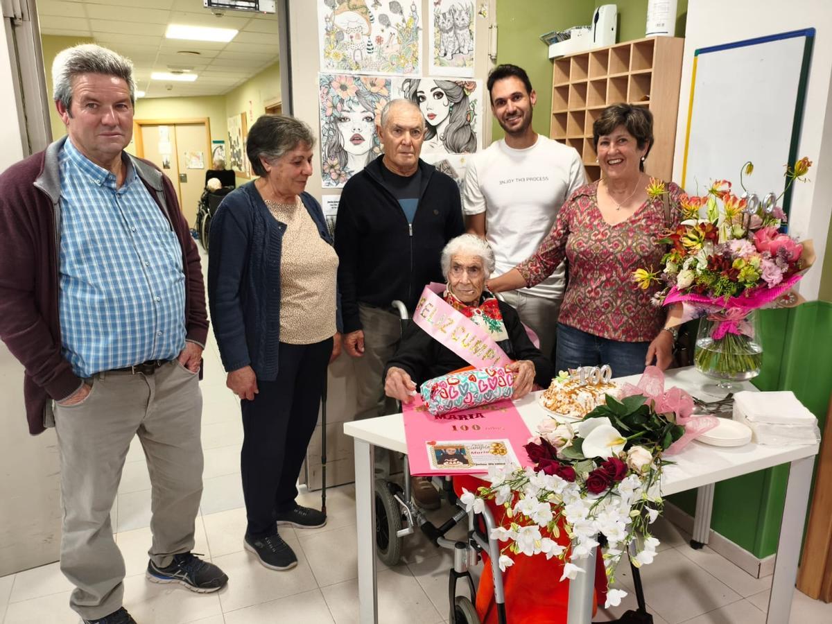 Celebración del centenario de María González Vara en al residencia de Rbanales junto a sus familiares.