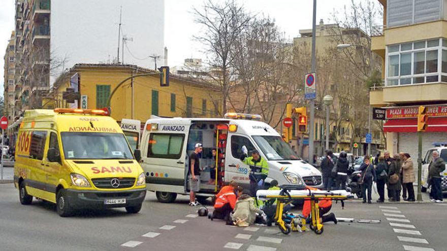 Efectivos sanitarios atienden a la motorista herida en la avenida Argentina, en Palma.