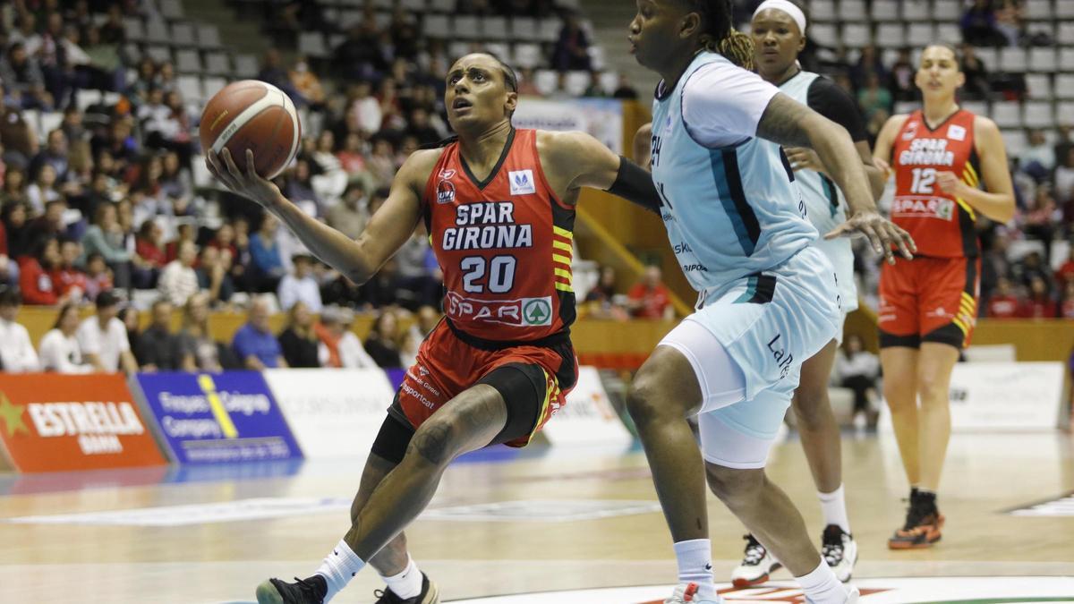 Brittney Sykes encara a cistella amb la pilota a les mans.