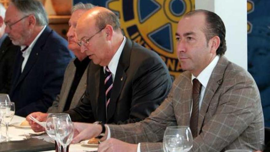 El alcalde (a la derecha), durante el encuentro con el Rotary Club.