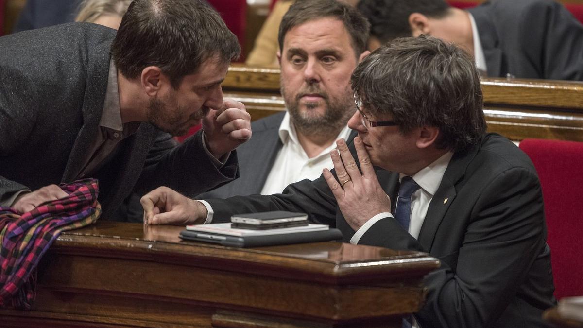 Carles Puigdemont, Oriol Junqueras y Toni Comín, en el Parlament, en una imagen de archivo.